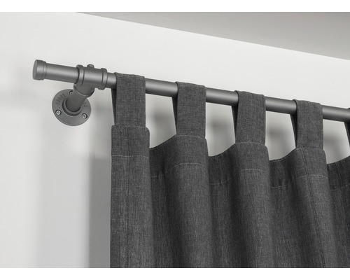 Gordijnroede in industrieel design met grijs gordijn