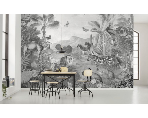 Wandbekleding met dieren- en plantmotieven in een eetkamer.