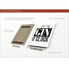 Decopanel productbeschrijving: achterkant met frame en ophangsysteem, voorkant met 'It's Gin O'Clock' print en zwevende look.