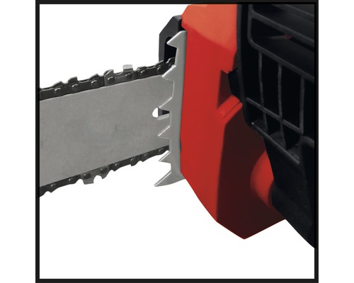 Detailopname van een kettingzaag met kettingwielbeschermer