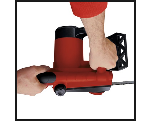 Operator houdt een rode takkenzaag vast