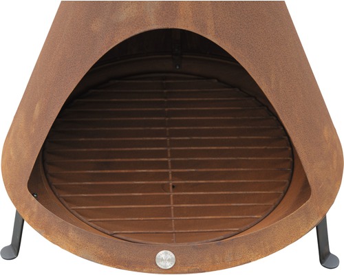 Detailweergave van een roestkleurige vuurplaats met grillrooster