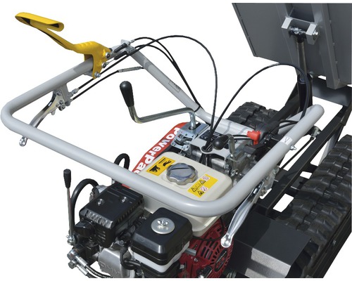 Detailopname van een rupsdumper met bedieningselementen en motor