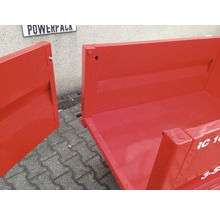 Detailaanzicht van een rode aanhangwagen met open laadbak.