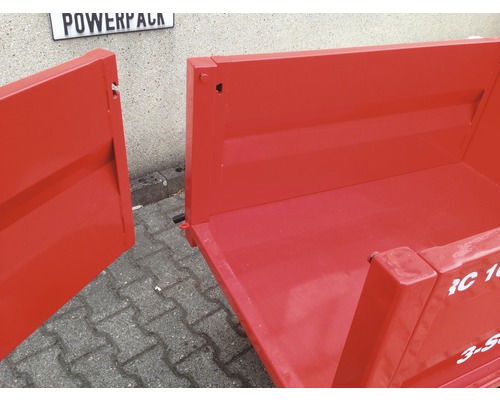 Detailaanzicht van een rode aanhangwagen met open laadbak.