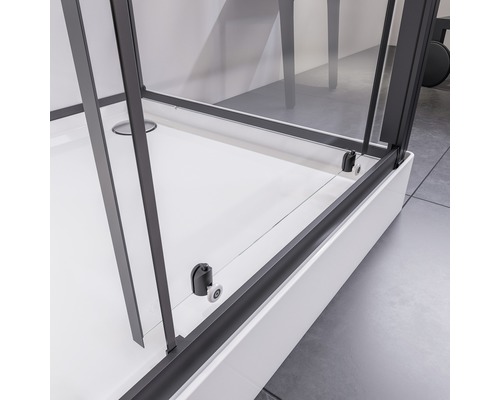 Gedetailleerd overzicht van een douchecabine met frame en douchebak