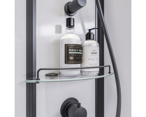 Glazen plank met twee containers voor doucheverzorgingsproducten in een douchecabine.