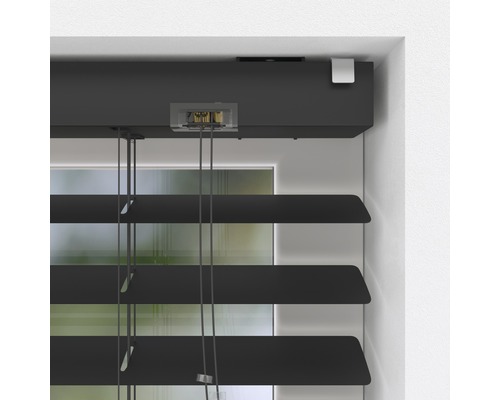 Detailopname van een zwarte jaloezie voor raamdecoratie en privacy