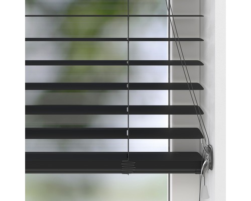 Zwarte jaloezie voor het raam