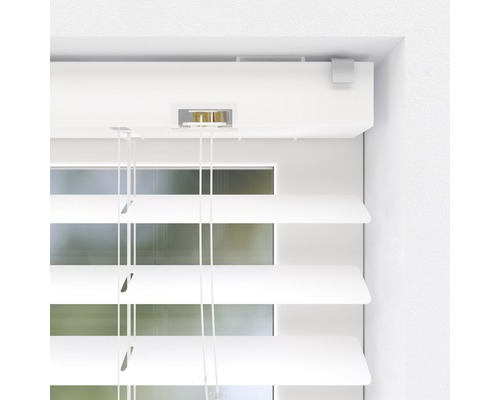 Gedetailleerde weergave van een witte jaloezie met trekkoorden