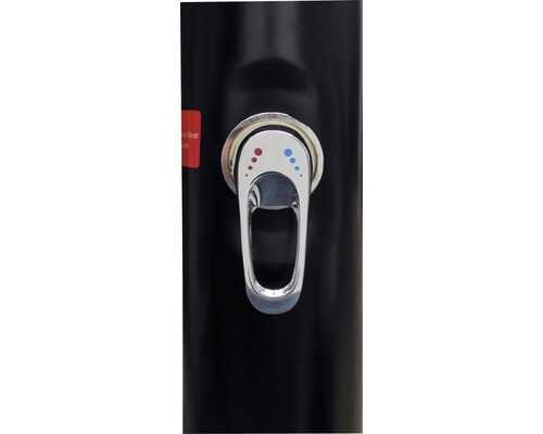 Close-up van een buitendouche met metalen kraan