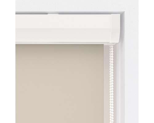 Detail van een rolgordijn met kettingbediening in een raamkozijn