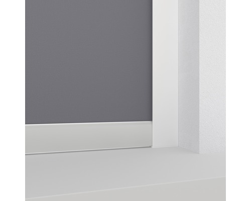 Close-up van plinten op een grijze muur