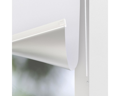 Detailopname van een wit rolgordijn met kettingbediening