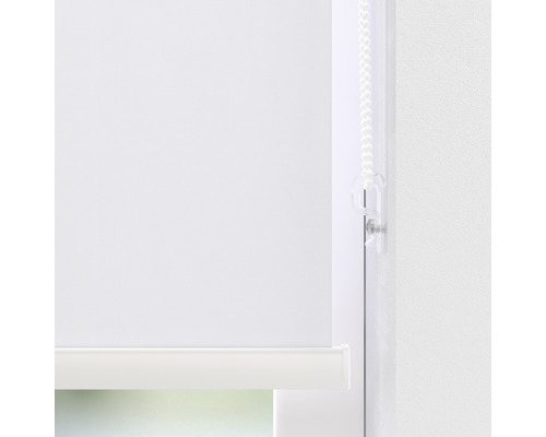 Gedetailleerde weergave van een rolgordijn met kettingbediening ter decoratie van het raam.