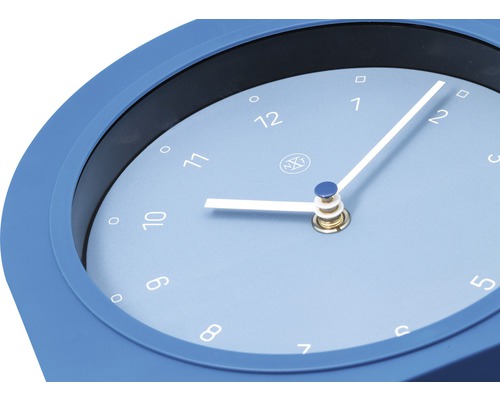 Blauwe wandklok met ronde markeringen in plaats van cijfers