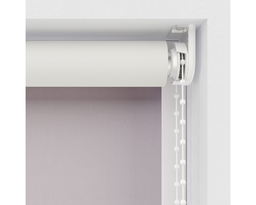 Detailweergave van een wit rolgordijn met bedieningsketting voor raamdecoratie