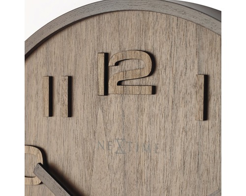 Detailweergave van een Nextime houten klok met cijfers