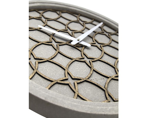 Decoratieve wandklok met geometrisch patroon en tijdweergave