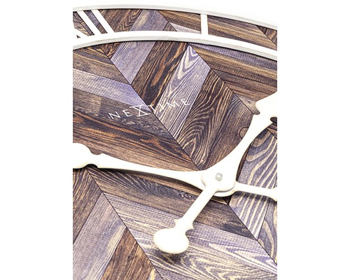 Close-up van een Nextime klok met houten patroon en wijzers