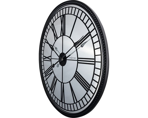 Ronde wandklok met Romeinse cijfers en een wijzerplaat