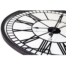 Wandklok met Romeinse cijfers en fijn uurwerk