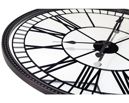 Wandklok met Romeinse cijfers en fijn uurwerk