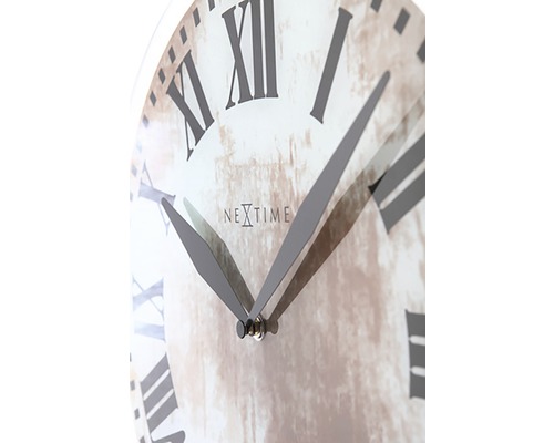 Close-up van een wandklok met Romeinse cijfers en het Nextime logo.
