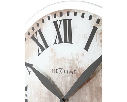 Detail van een wandklok met Romeinse cijfers en het Nextime logo