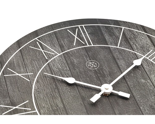 Gedetailleerde weergave van een wandklok met Romeinse cijfers en houten structuur