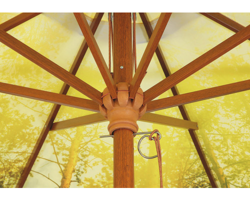 Detailopname van het frame van een parasol met houten elementen en een parasoldak met motief