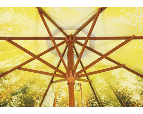 Detailopname van een parasol van onderen met houten frame en bosmotief