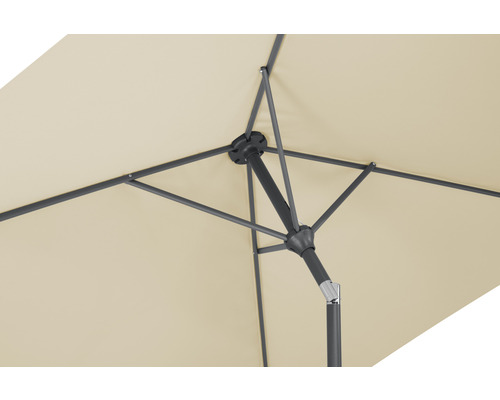 Detail van een rechthoekige parasol met metalen frame