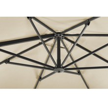 Onderkant van een parasol met metalen frame en stoffen bekleding
