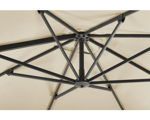 Onderkant van een parasol met metalen frame en stoffen bekleding