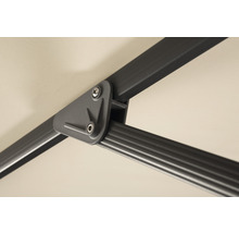 Detailopname van een parasol met metalen frame en stoffen bekleding.