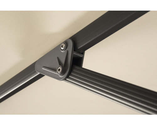 Detailopname van een parasol met metalen frame en stoffen bekleding.