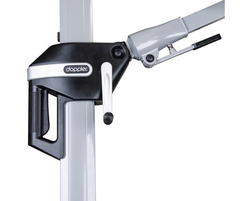 Detail van een parasol met slinger mechanisme en Doppler logo