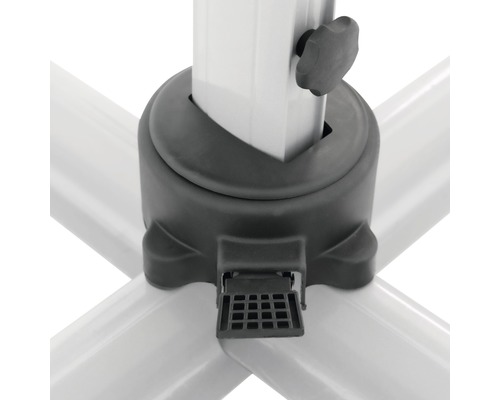 Detailopname van een parasolvoet met bevestigingsschroef en voetpedaal