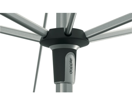 Detailopname van een parasolmast met Doppler logo