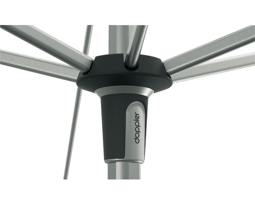 Detailopname van een parasol met Doppler logo.