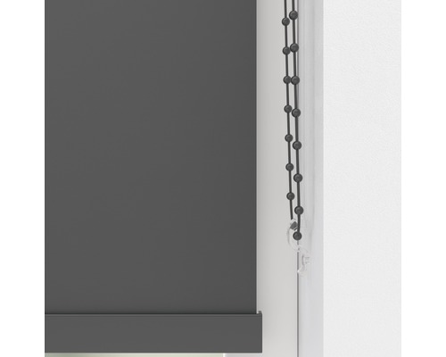 Grijs rolgordijn met kettingbediening bij het venster