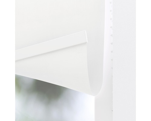 Detailopname van een wit rolgordijn voor raamdecoratie