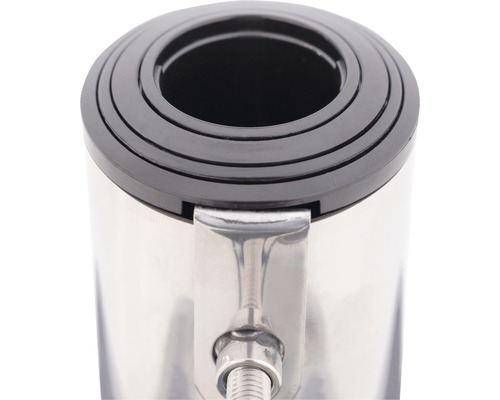 Detailopname van een roestvrijstalen container met een zwarte kunststof deksel en metalen beugel.