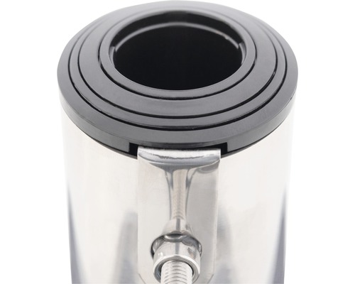 Detailopname van een roestvrijstalen kraanbehuizing met een zwarte kunststof bevestiging