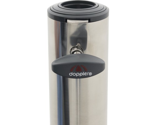 Detailopname van een roestvrijstalen parasolvoet met Doppler-logo