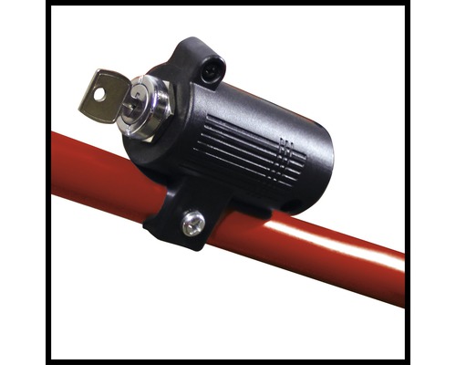 Slot met sleutel op een rode buis