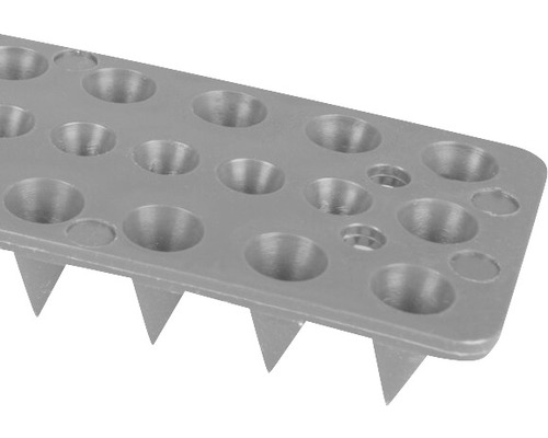 Close-up van een zwarte nagelplaat voor het bevestigen van onkruiddoek