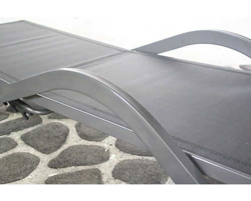 Detailopname van een tuinligbed met textielbekleding en metalen frame
