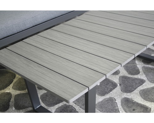 Gedetailleerde weergave van een tuintafel met lattenbodem